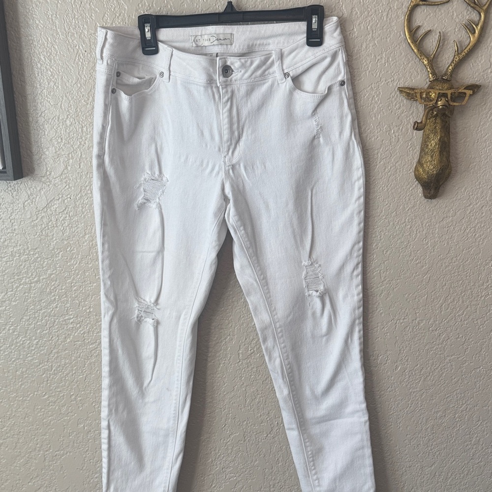 Elegant White Distressed Skinny Jeans